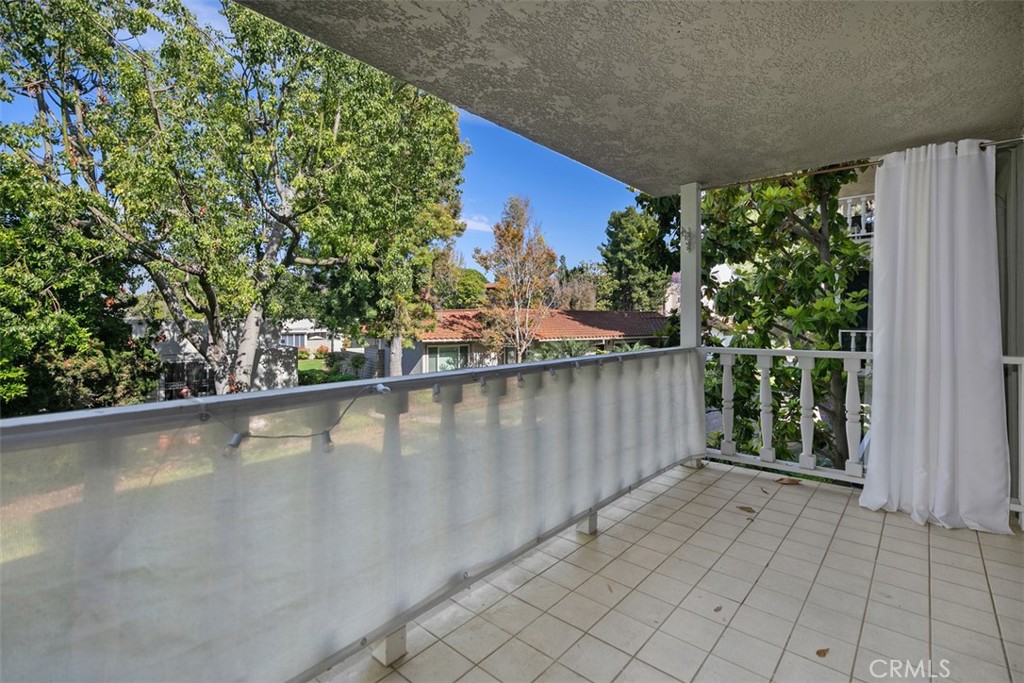 2405 Via Mariposa W 2G