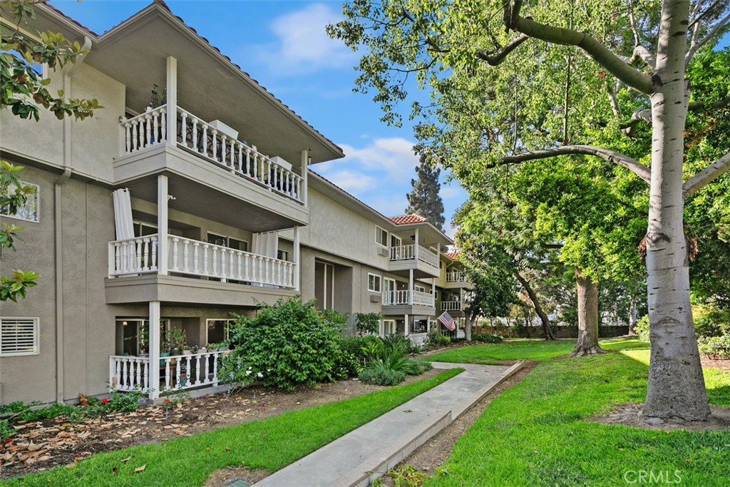 2405 Via Mariposa W 2G