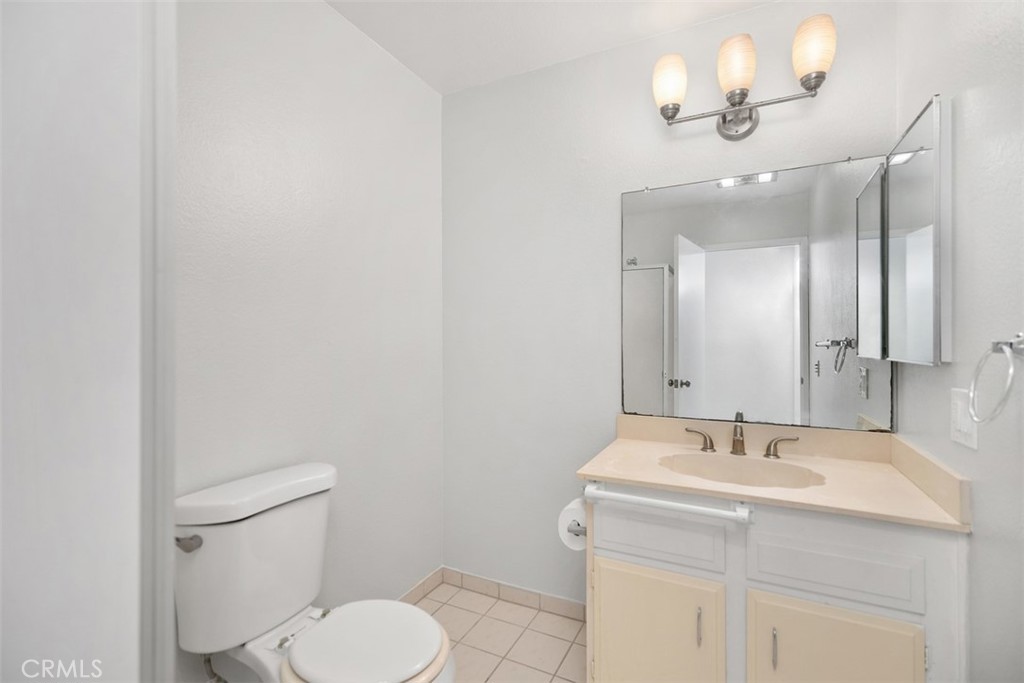 2405 Via Mariposa W 2G