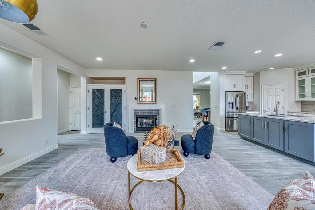 4560 Peninsula Point Drive