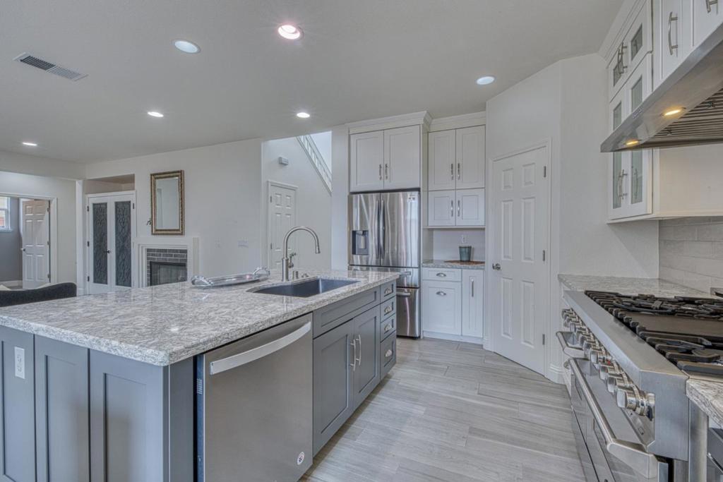 4560 Peninsula Point Drive