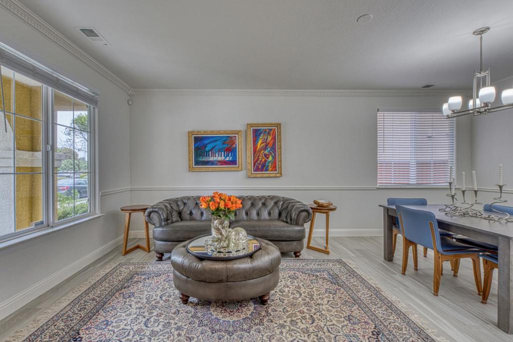 4560 Peninsula Point Drive