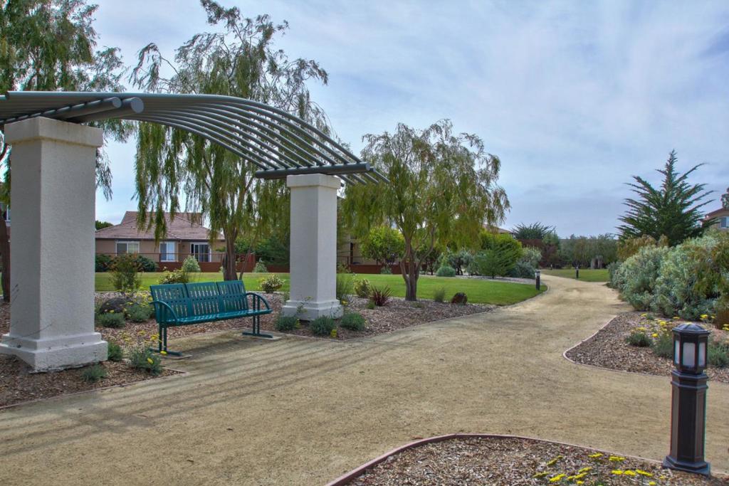 4560 Peninsula Point Drive