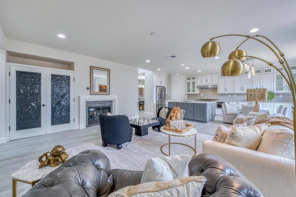 4560 Peninsula Point Drive