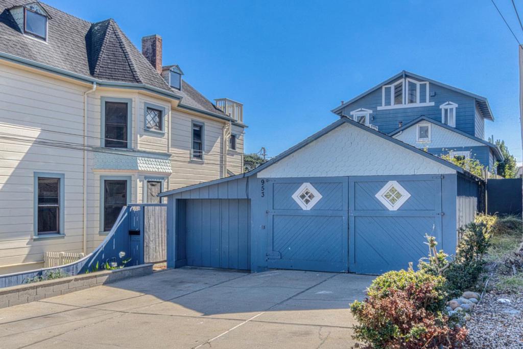 953 W Franklin Street