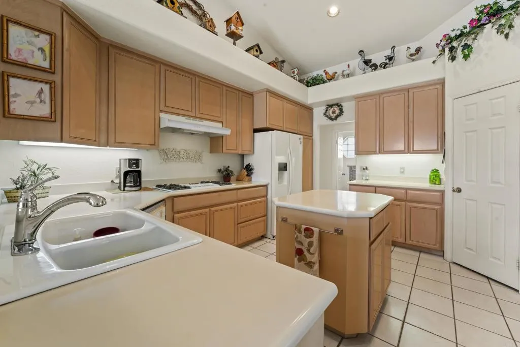 40900 Avenida Estrada