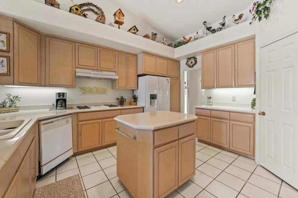 40900 Avenida Estrada