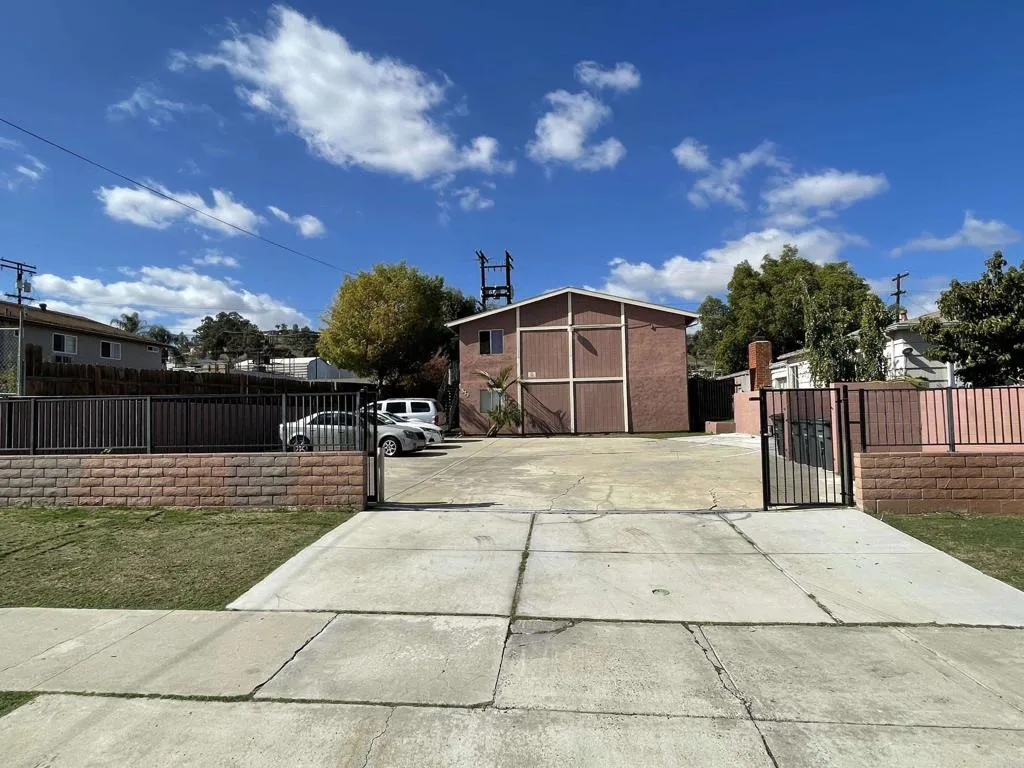 552 Millar Ave