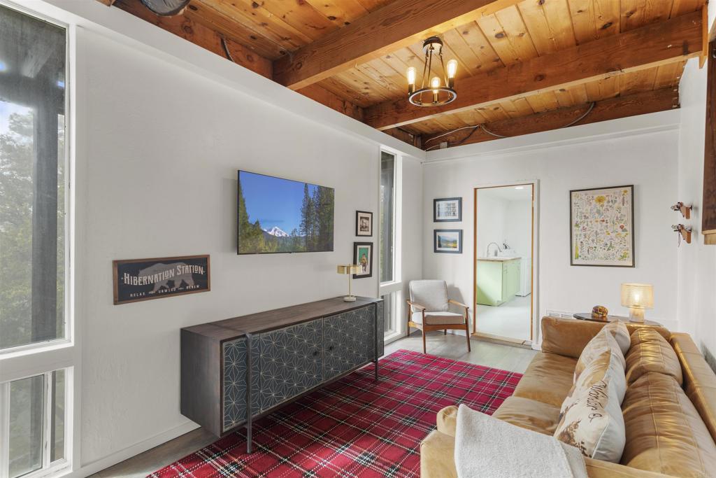 53025 Woodpecker Way