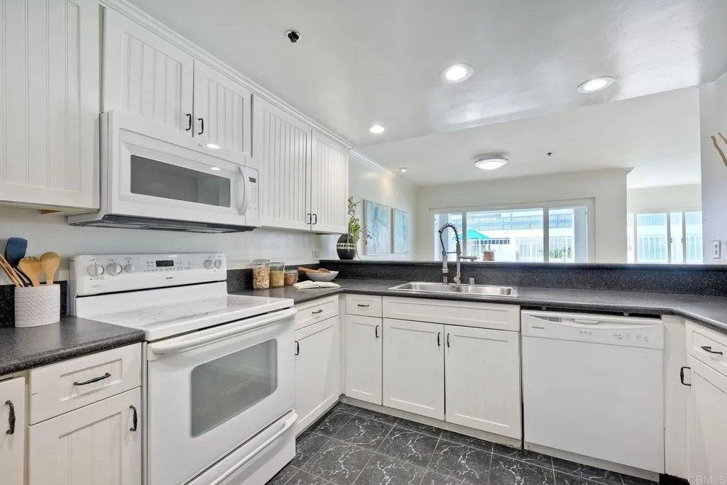 910 N Pacific Street # 11