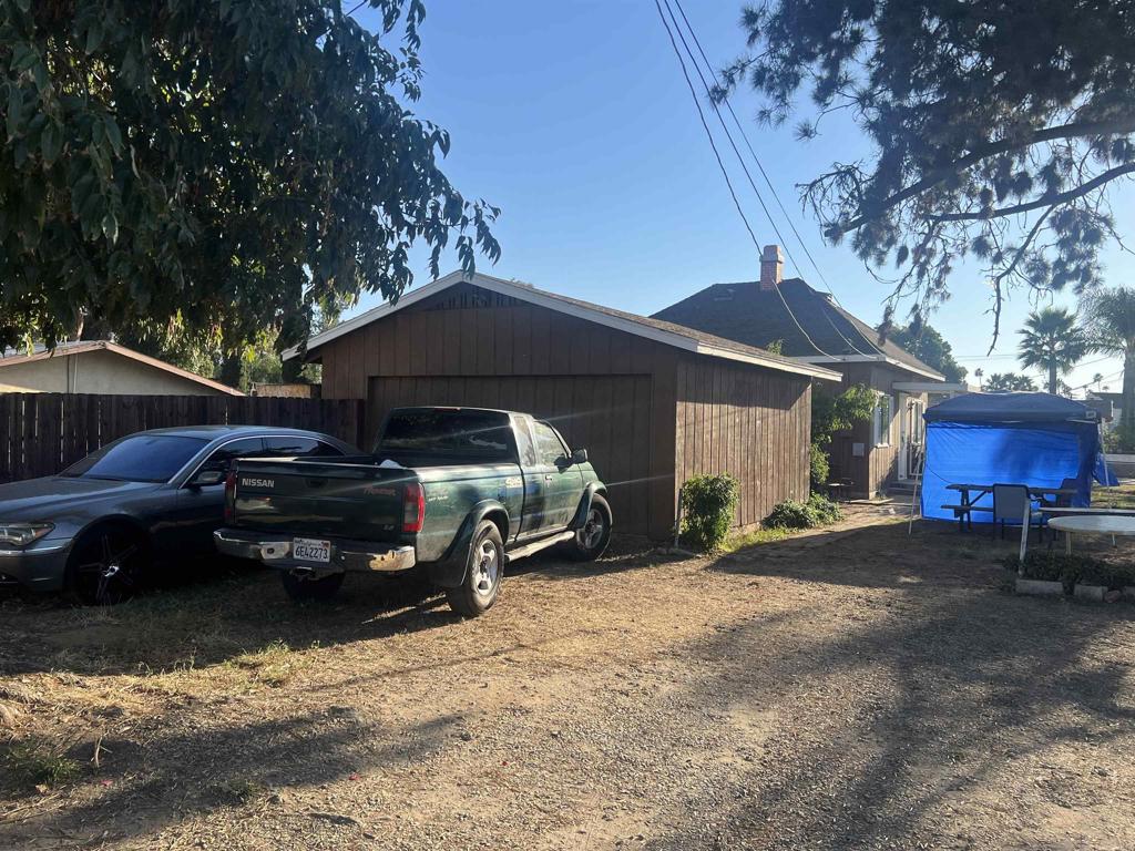 2033 E Washington Avenue