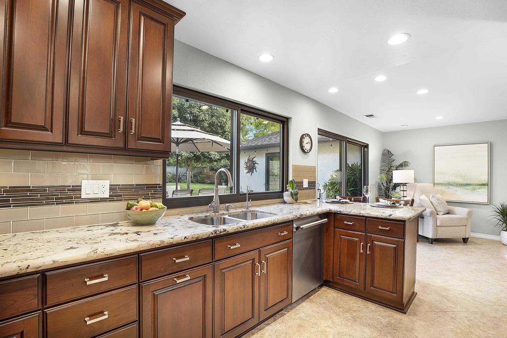 6534 Avenida Del Paraiso