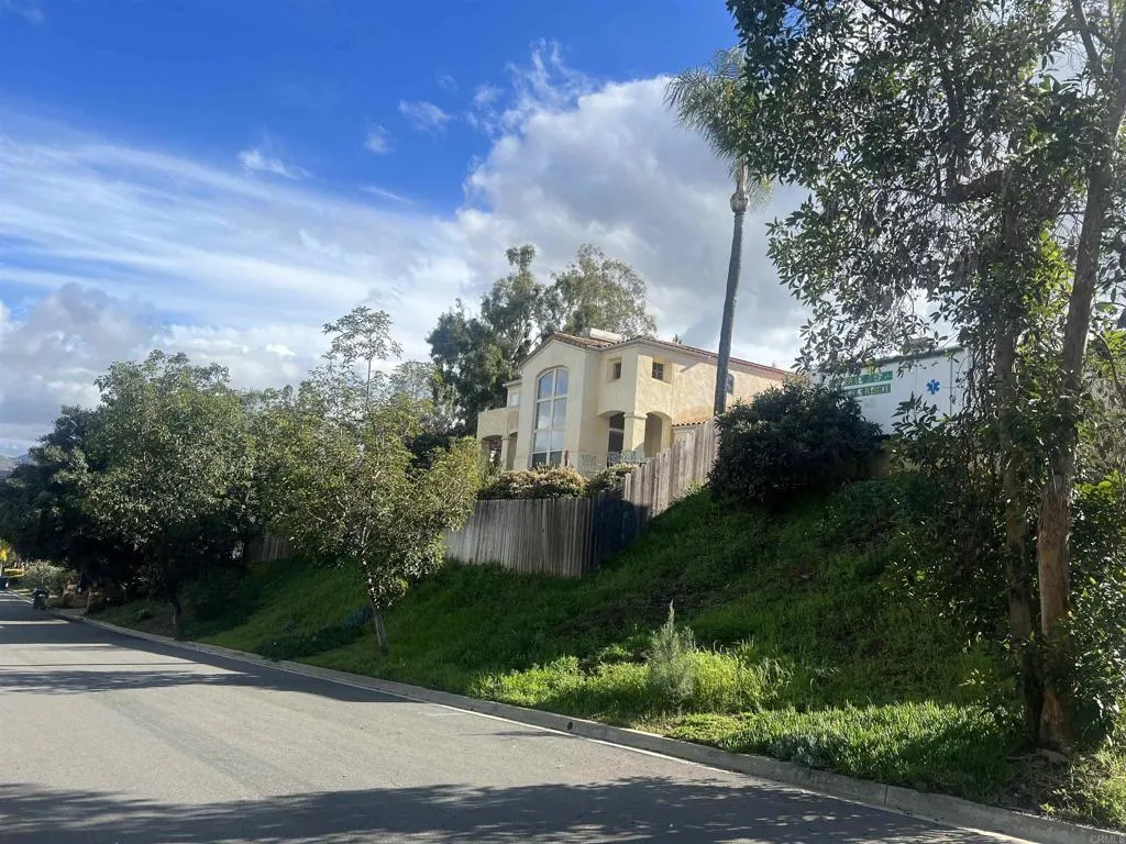 3190 Avenida Hacienda