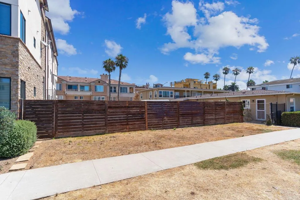 718 N Pacific