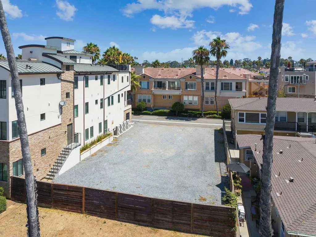 718 N Pacific