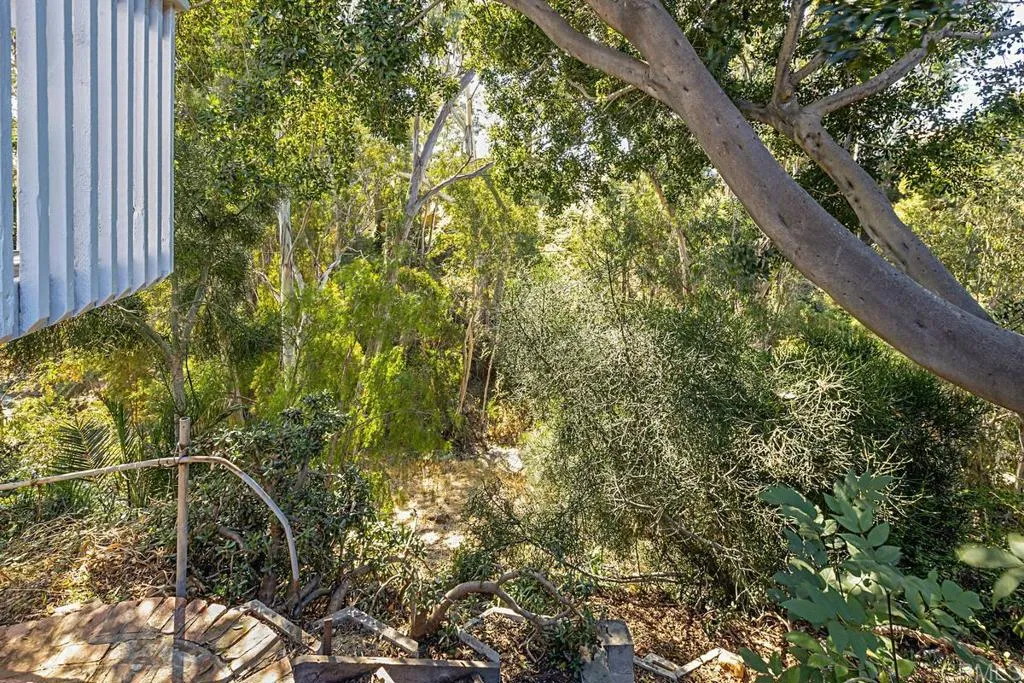3041 Redwood Street