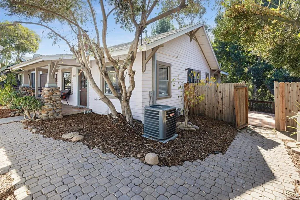 3041 Redwood Street