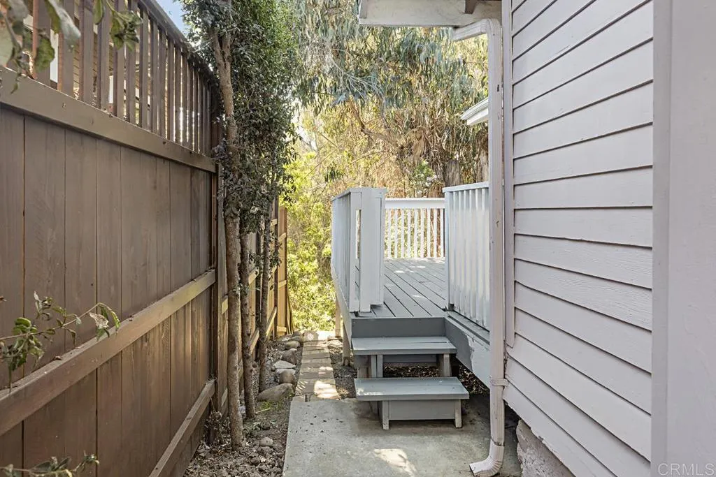 3041 Redwood Street