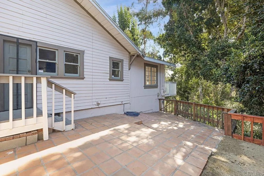 3041 Redwood Street