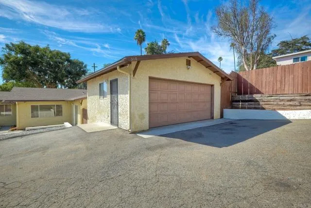 310 Hillside Ct
