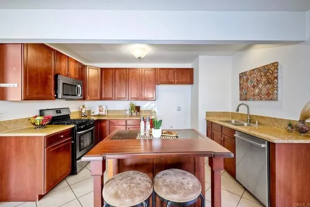 310 Hillside Ct