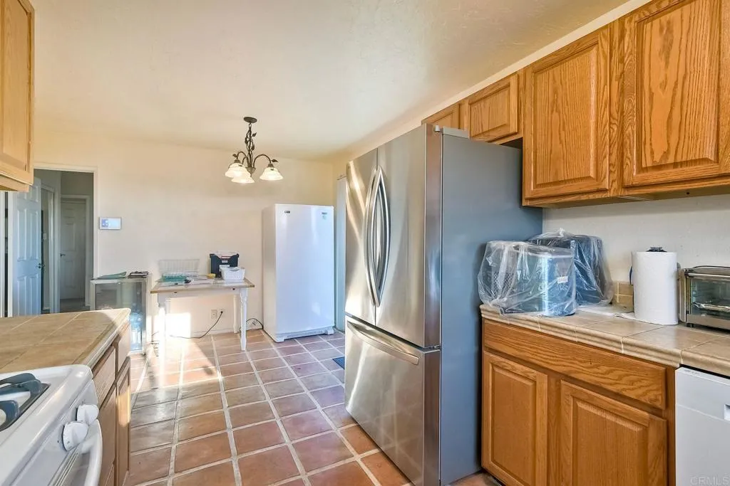 2225 Crestline