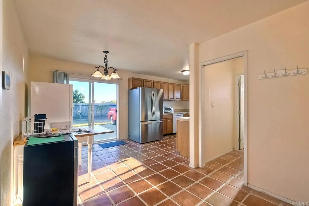 2225 Crestline