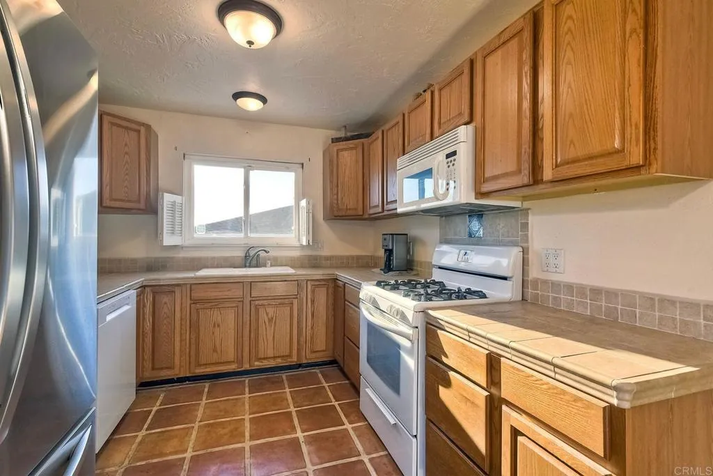 2225 Crestline