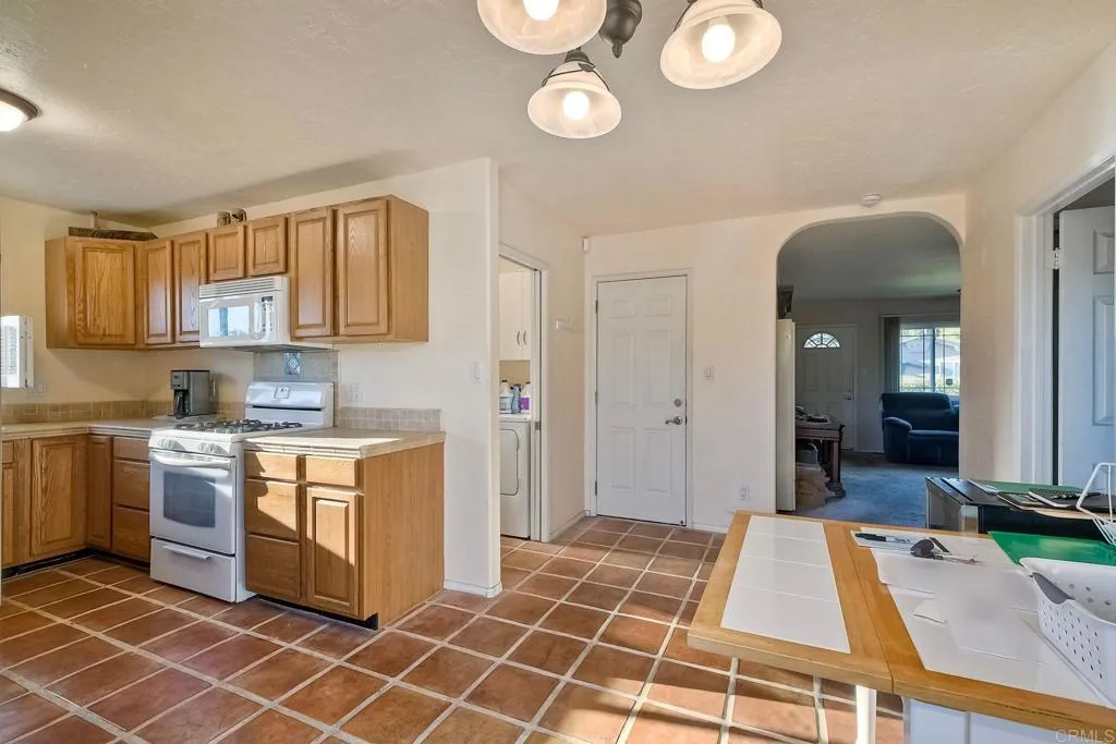 2225 Crestline
