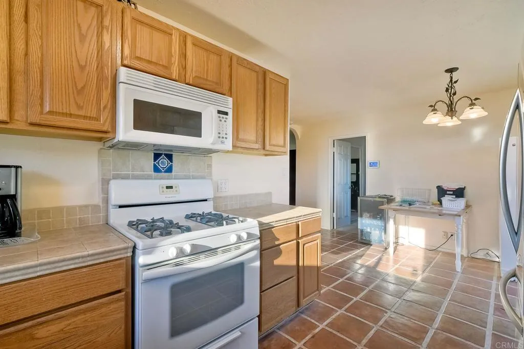 2225 Crestline