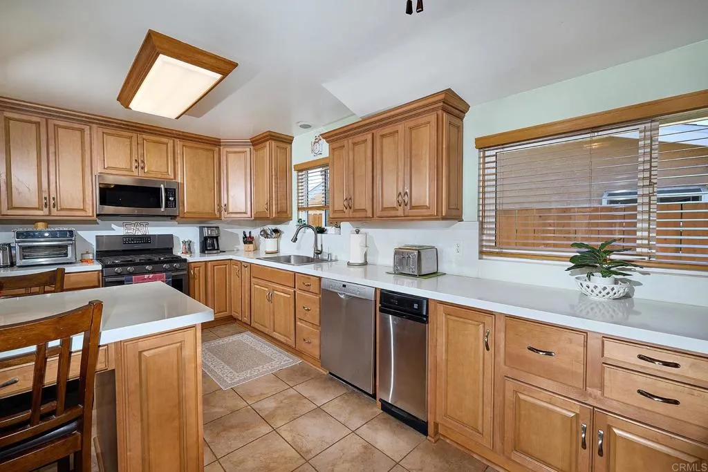 10439 Elmdale