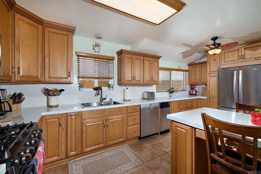 10439 Elmdale