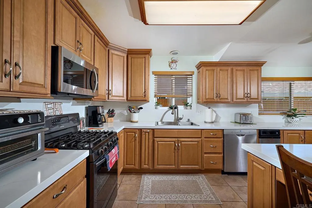10439 Elmdale