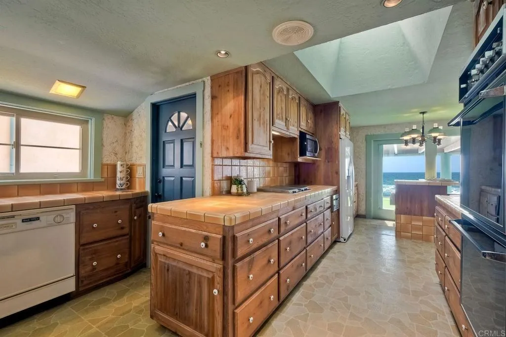 1931 S Pacific Street, Oceanside