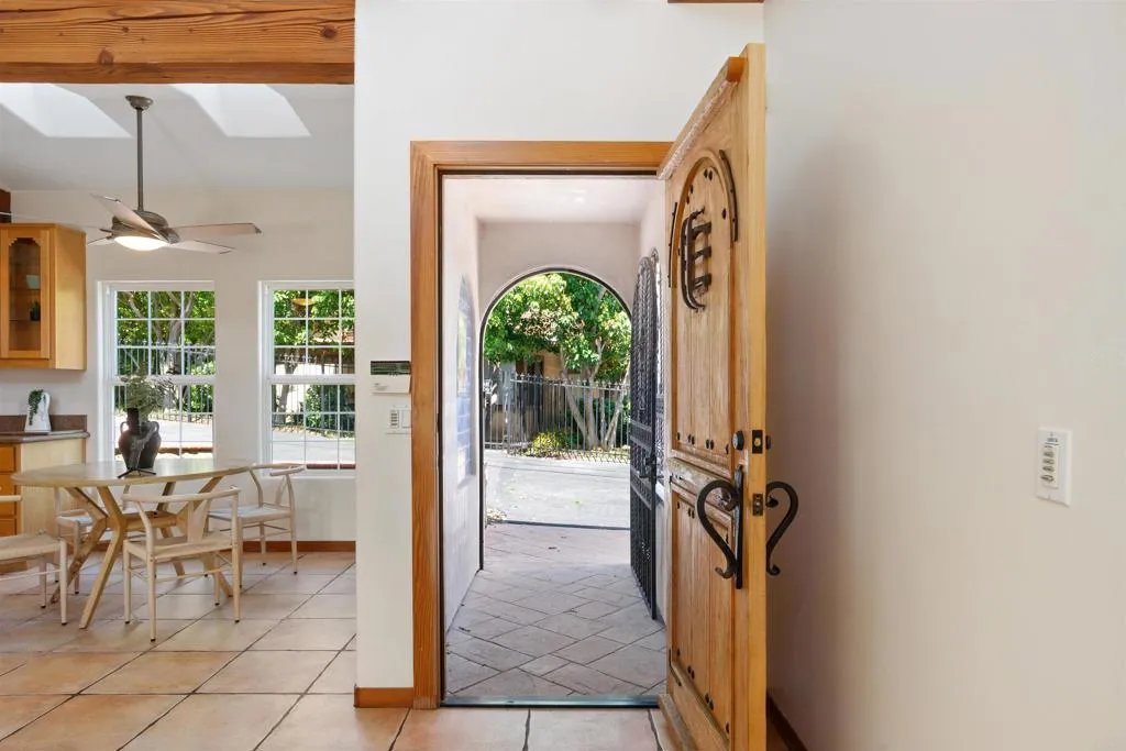 2320 Ivy Road, 92084