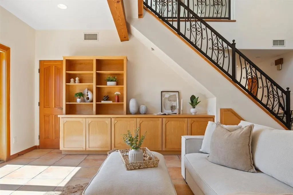 2320 Ivy Road, 92084
