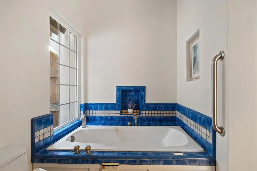 2320 Ivy Road, 92084