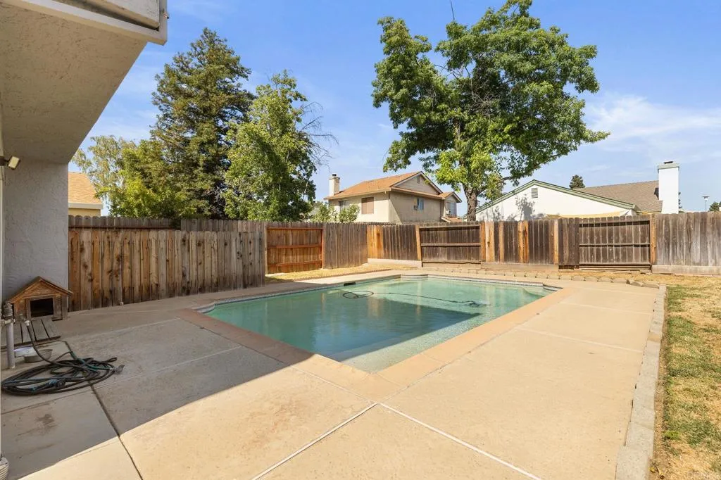 8041 Lomand Court, Sacramento