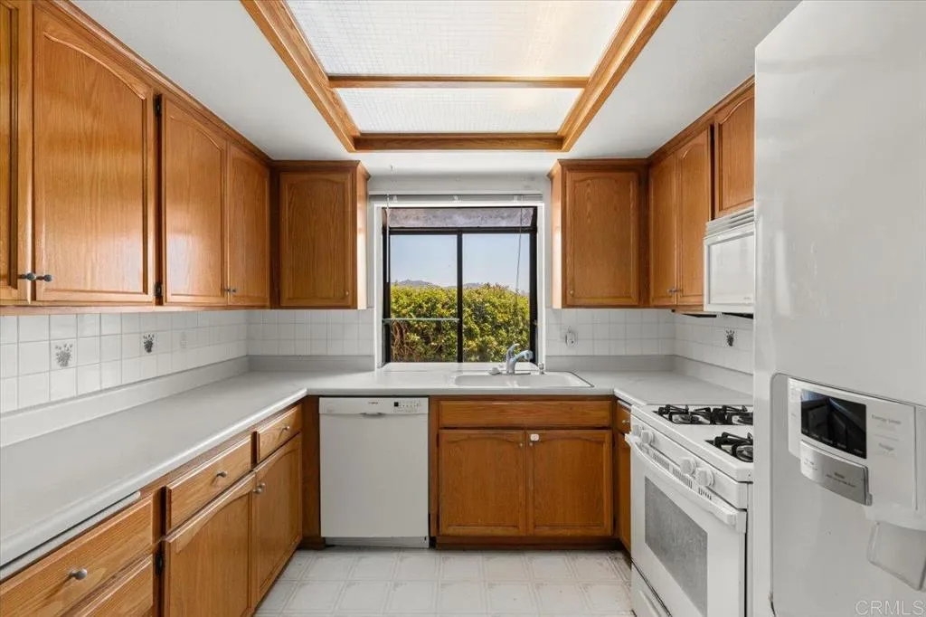 1477 Glen Avon