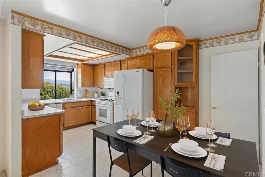 1477 Glen Avon