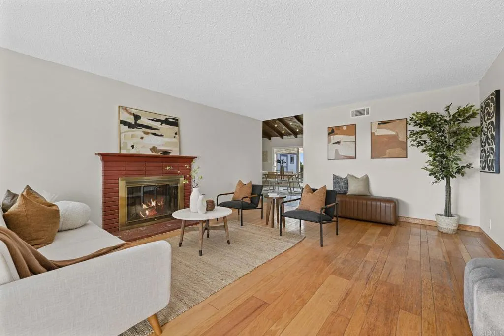 2710 Mesa Drive