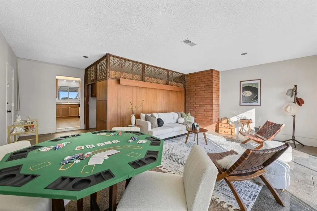 2710 Mesa Drive