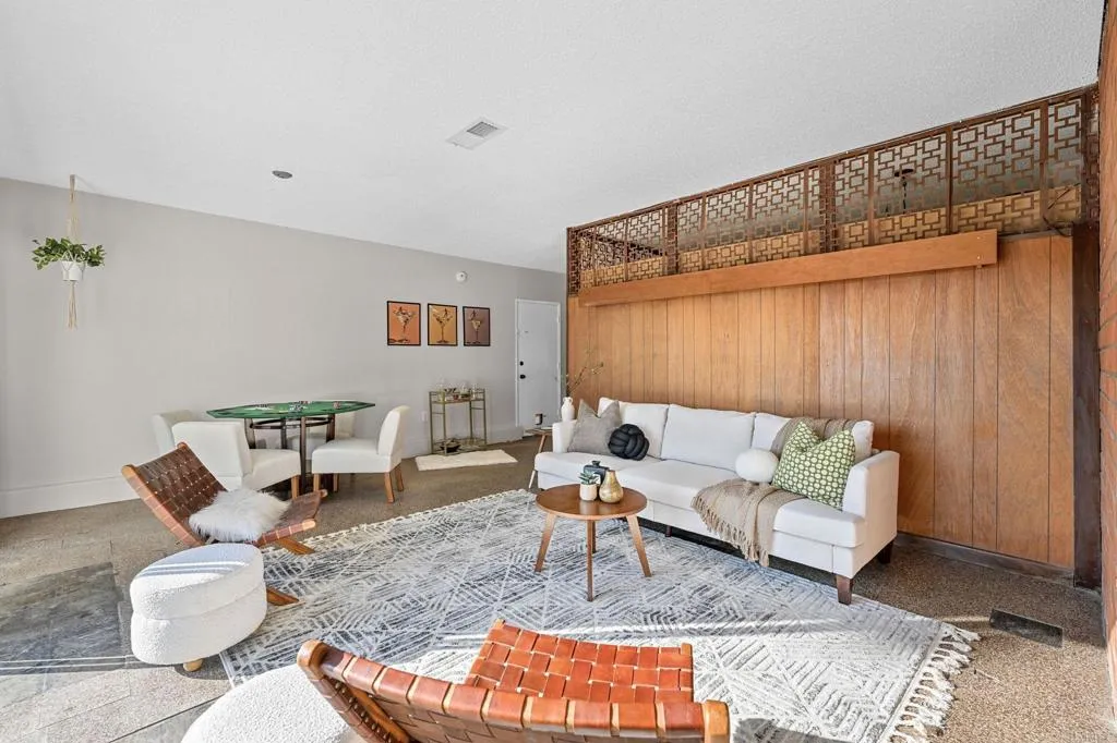 2710 Mesa Drive