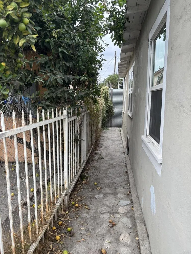 4905 Morgan Avenue, Los Angeles