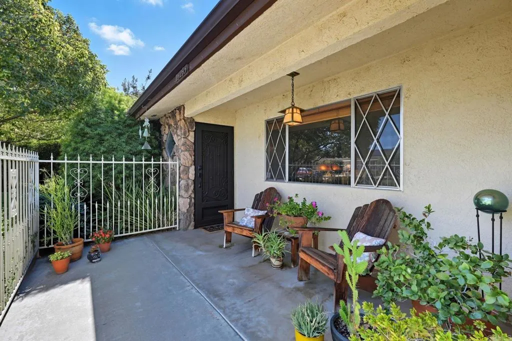 25295 Auld, Hemet