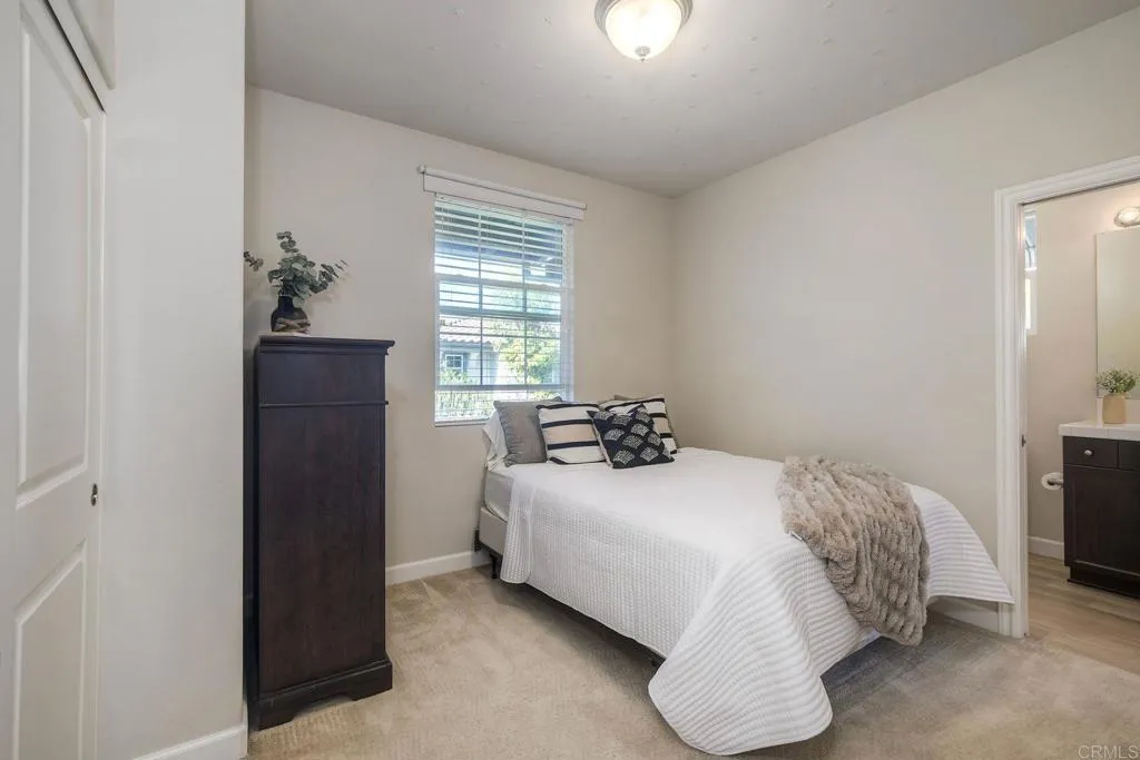 2434 Sentinel Ln