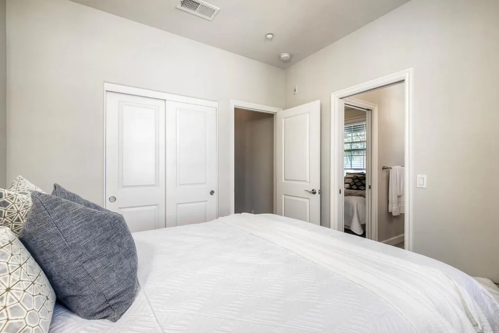 2434 Sentinel Ln