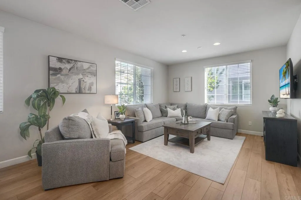 2434 Sentinel Ln