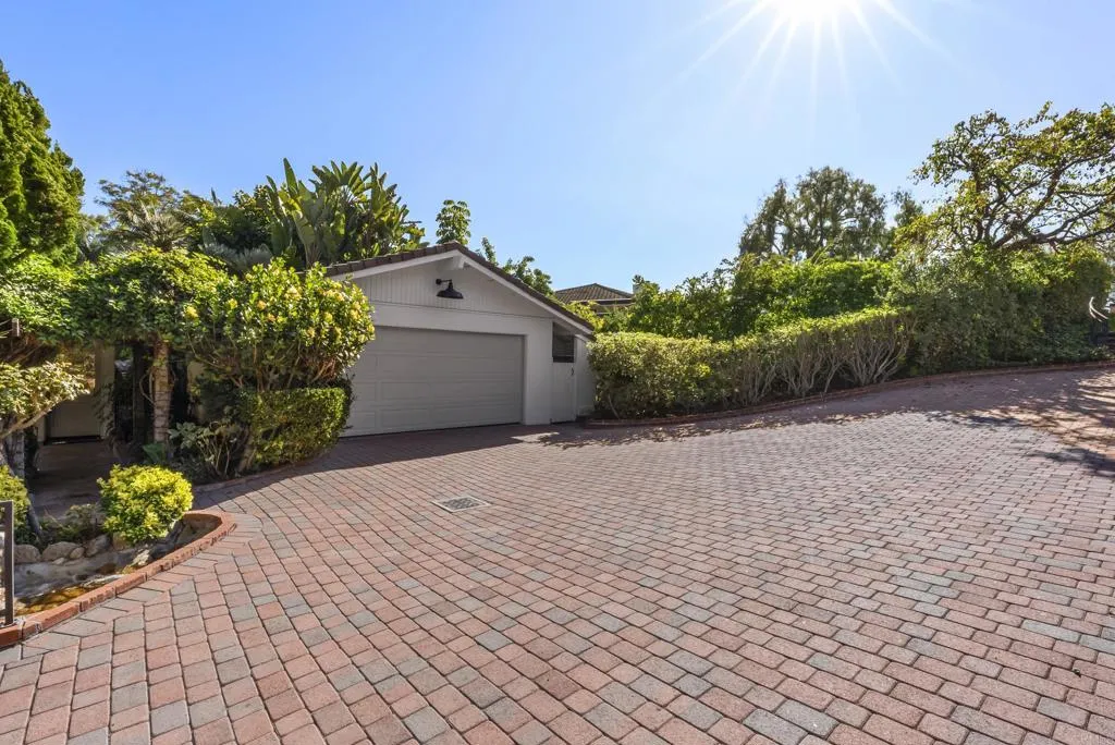 6147 Camino Selva