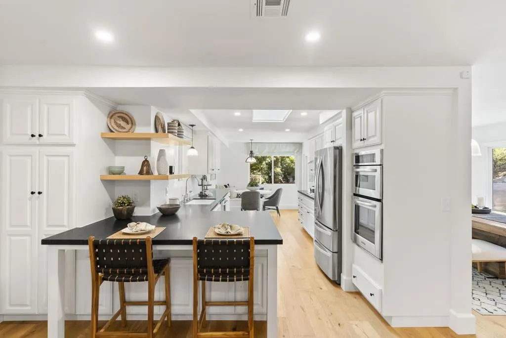6147 Camino Selva